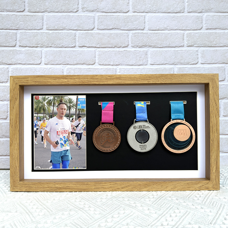 Wooden Marathon Medal Display  - Engraved Wood Frame avis et prix