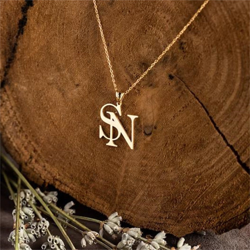 Couples Custom Initial Letter  - Birth Flower Necklace avis et prix